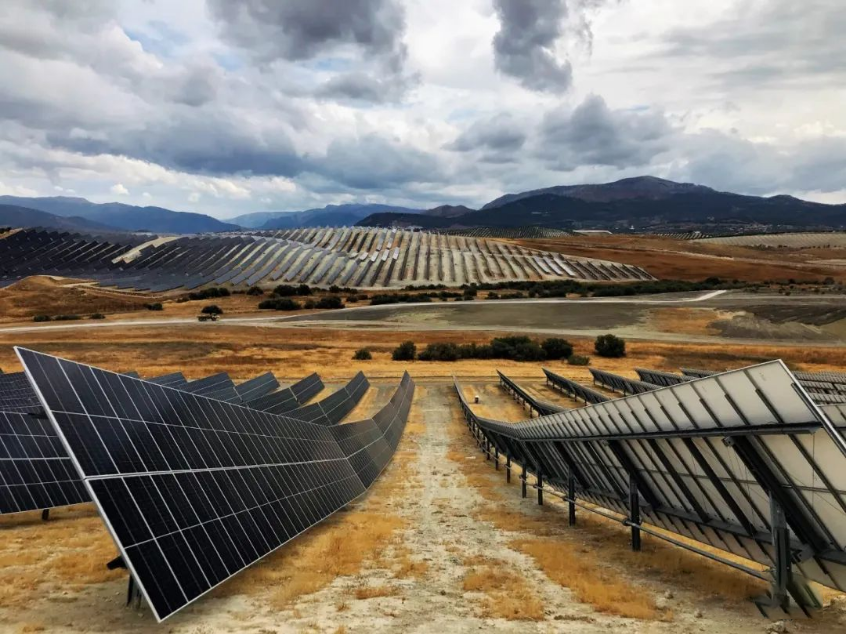 A energia fotovoltaica comercial continua a desenvolver-se em Espanha e na Alemanha